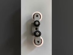 Складывая части машины запасные